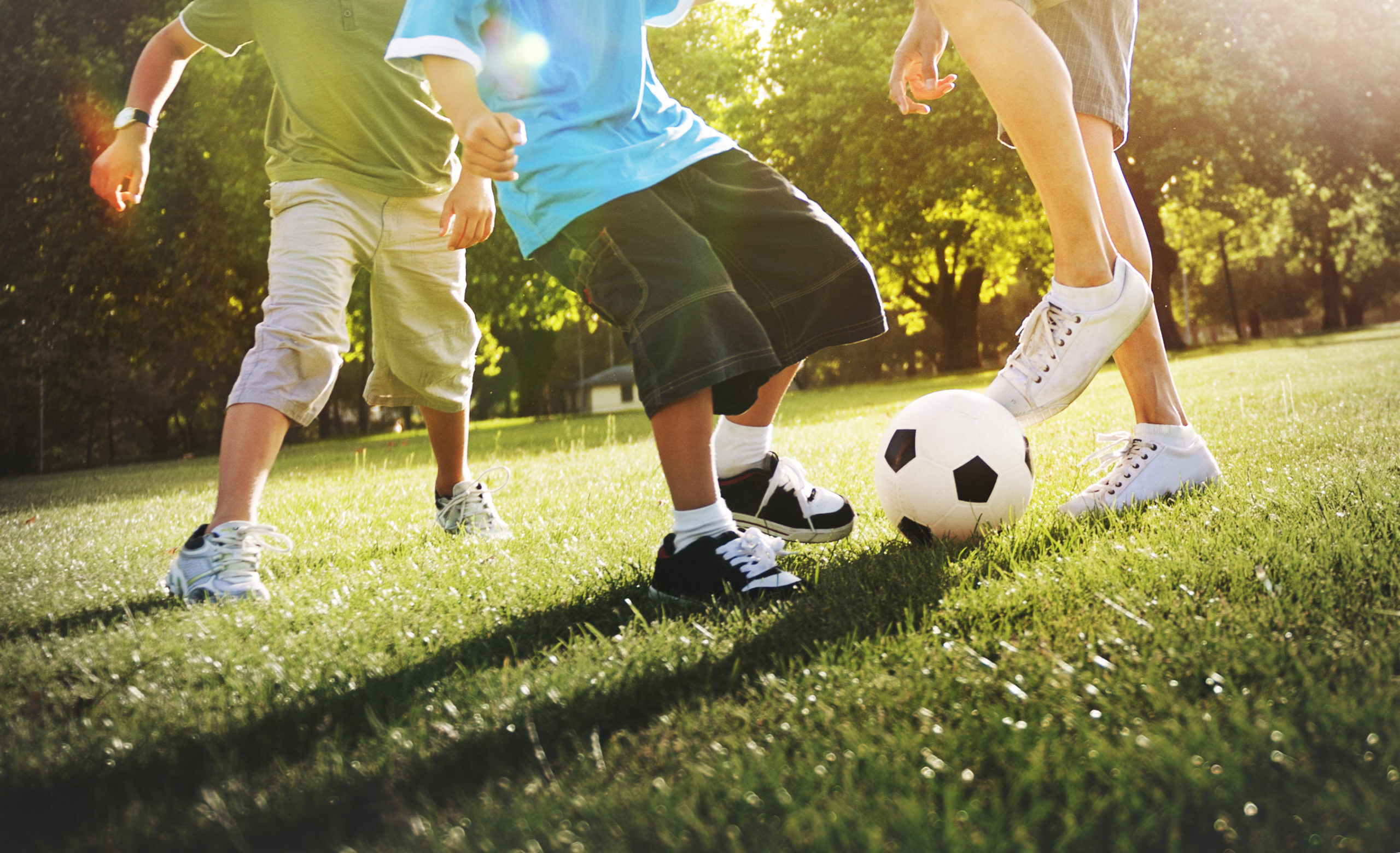 Enfants jouant au foot