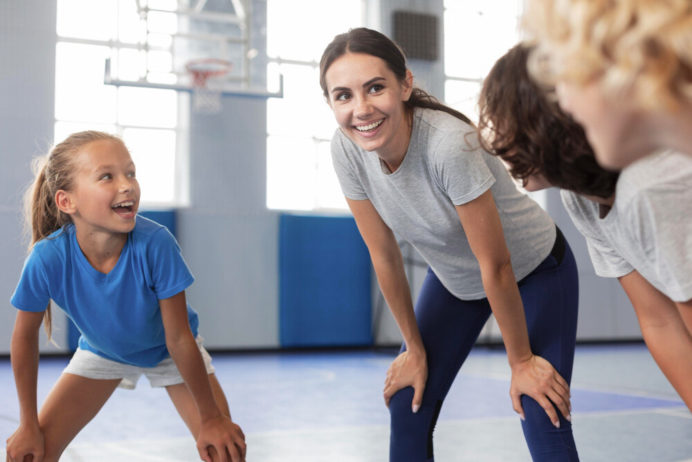 Professeure de sport en cours avec ses élèves